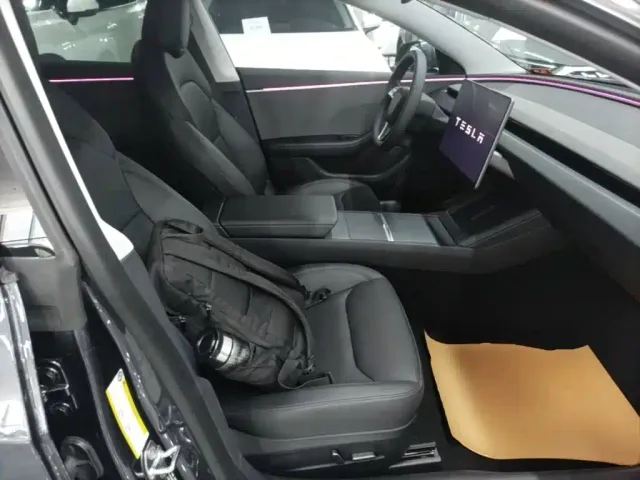 Tesla Model 3 — Фото автомобиля 24