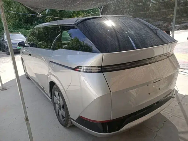 Xpeng X9 — Фото автомобиля 4