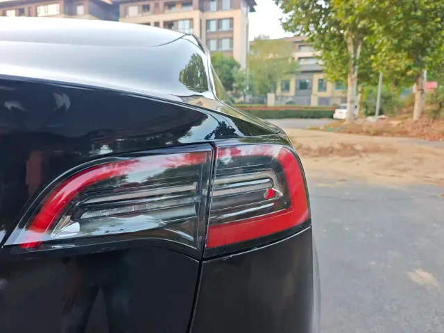 Tesla Model 3 — Фото автомобиля 12