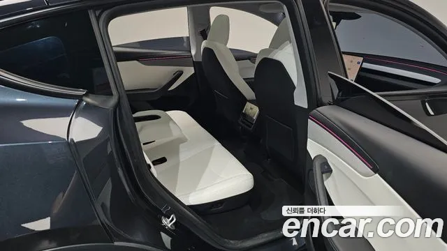 Tesla Model Y — Фото автомобиля 12