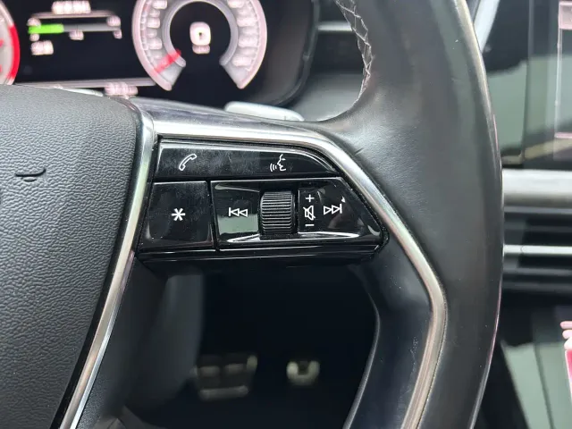 Audi Audi Q6 2023 40 TFSI quattro Cloud View Light Yulin Package — Фото автомобиля 28