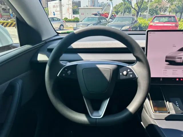 Tesla Model Y — Фото автомобиля 18