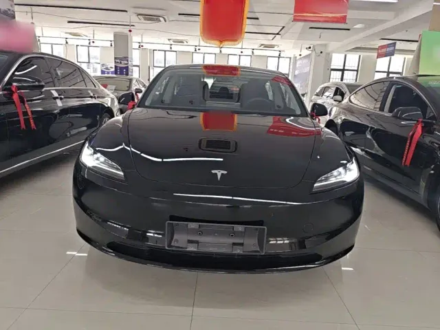 Tesla Model 3 — Фото автомобиля 2