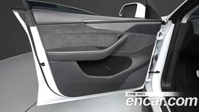 Tesla Model Y — Фото автомобиля 24