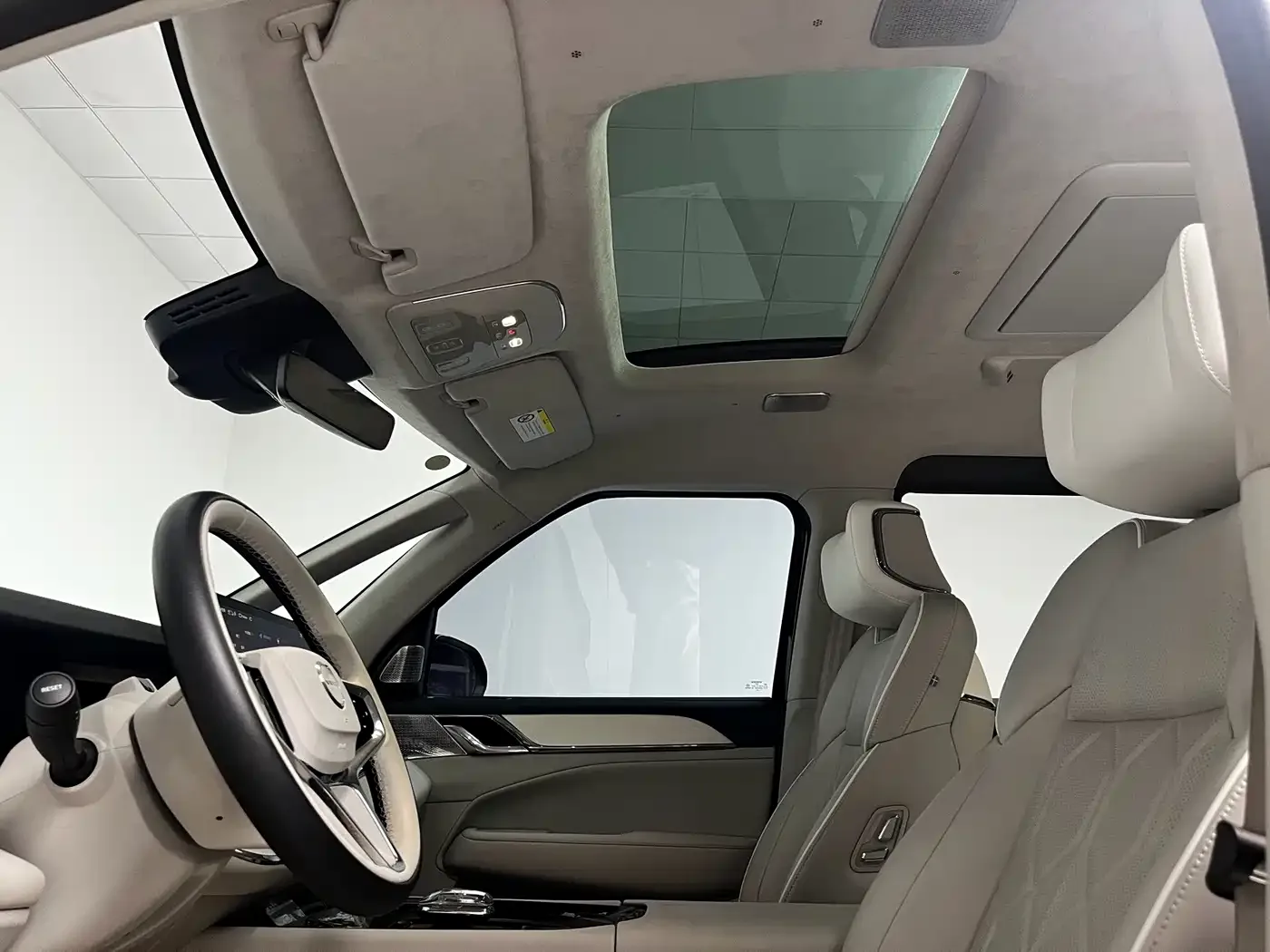 Volvo Volvo EM90 2025 Ultra Six-Seater — Фото автомобиля 12