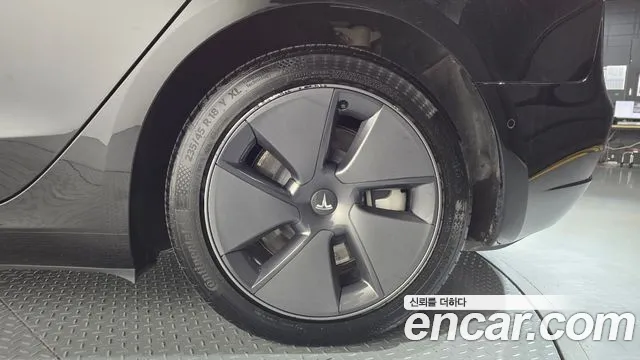 Tesla Model 3 — Фото автомобиля 6