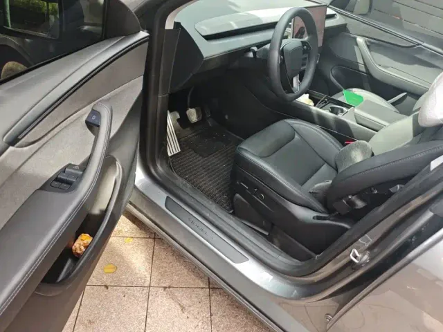 Tesla Model Y — Фото автомобиля 12