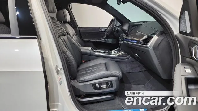 BMW X7 M60i xDrive M Sport 6 мест — Фото автомобиля 25