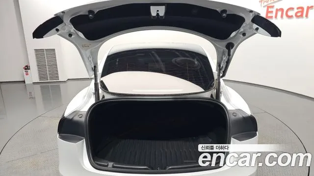 Tesla Model 3 — Фото автомобиля 8