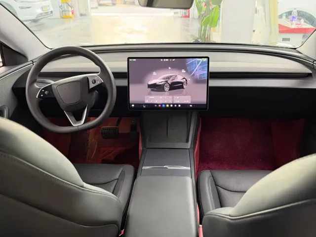 Tesla Model 3 — Фото автомобиля 6