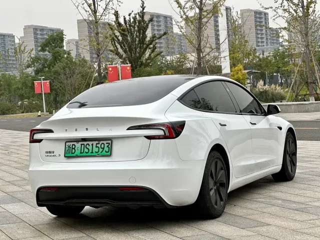 Tesla Model 3 — Фото автомобиля 6