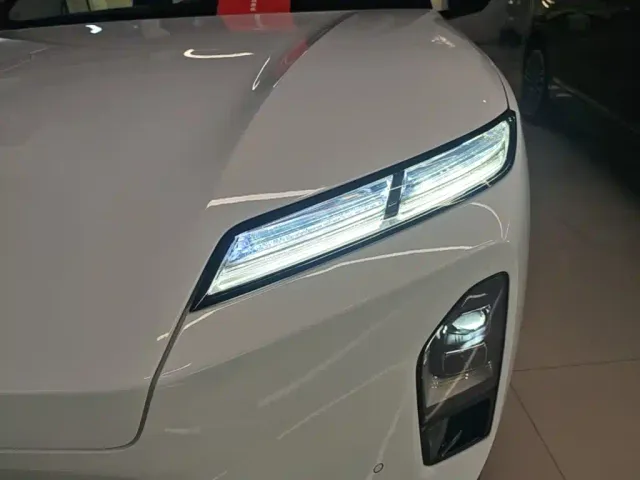 Nio ES8 — Фото автомобиля 23