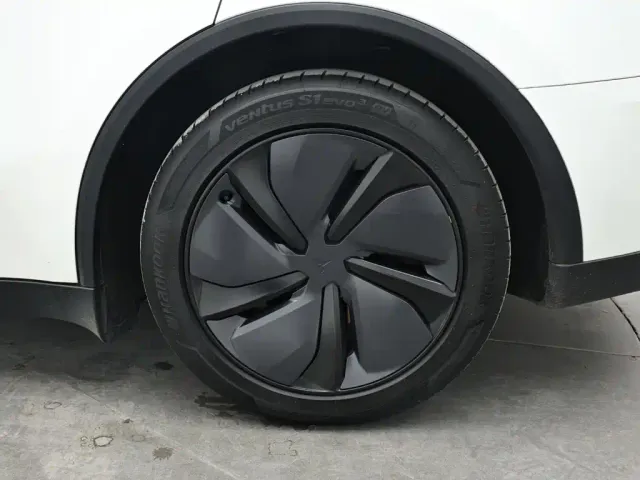 Tesla Model Y — Фото автомобиля 8