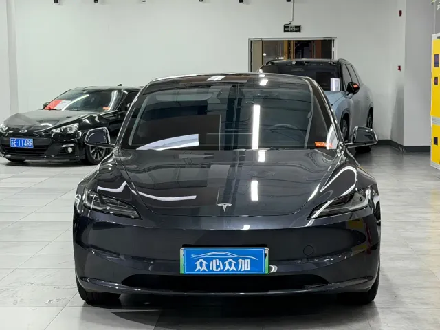 Tesla Model 3 — Фото автомобиля 2