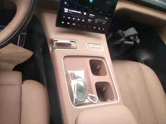 Nio ES8 — Фото автомобиля 13