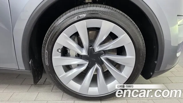 Tesla Model Y — Фото автомобиля 6