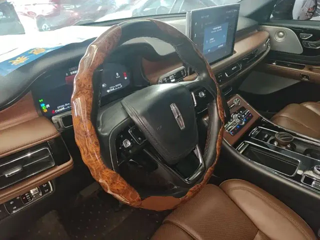 Lincoln Aviator — Фото автомобиля 10