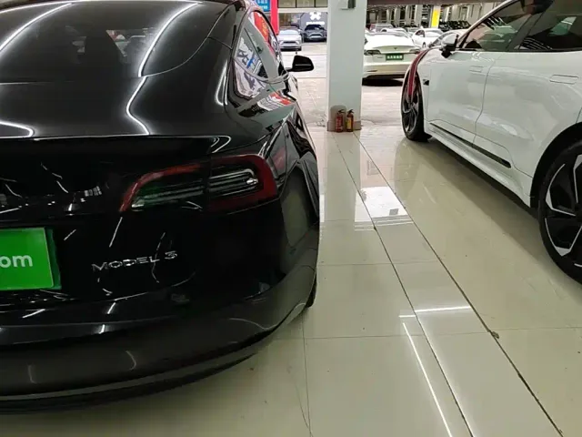Tesla Model 3 — Фото автомобиля 7