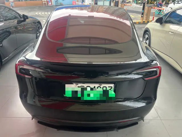 Tesla Model 3 — Фото автомобиля 8
