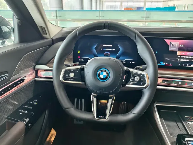 BMW i7 — Фото автомобиля 15