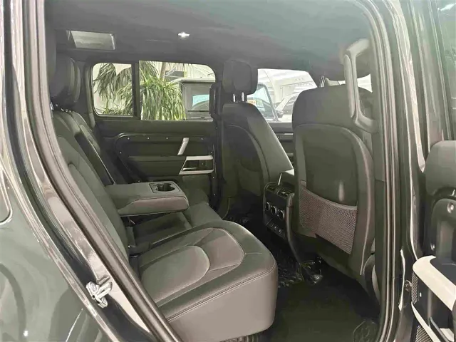 Land Rover Defender — Фото автомобиля 13