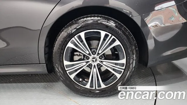 Mercedes-Benz E-Class — Фото автомобиля 16
