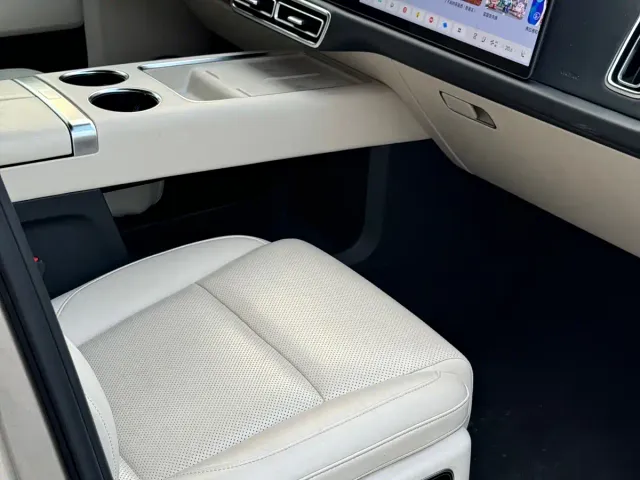 Li Auto L9 — Фото автомобиля 16