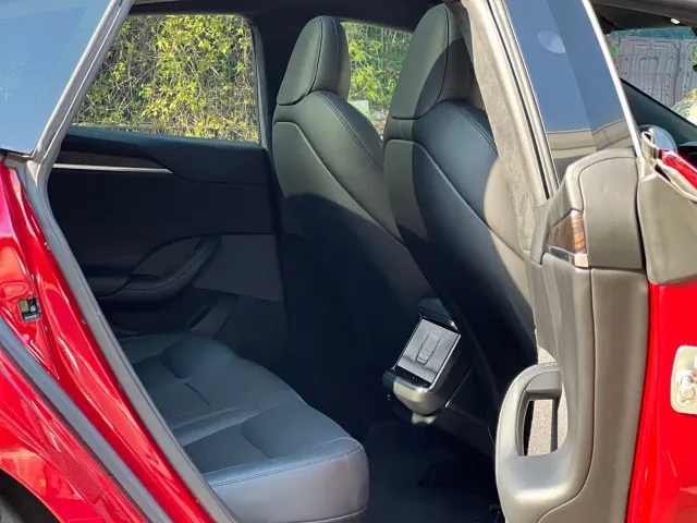 Tesla Model S — Фото автомобиля 16