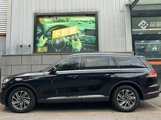 Lincoln Aviator — Фото автомобиля 3