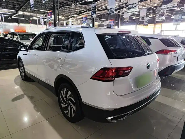 Volkswagen Tiguan L — Фото автомобиля 22