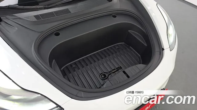 Tesla Model 3 — Фото автомобиля 6