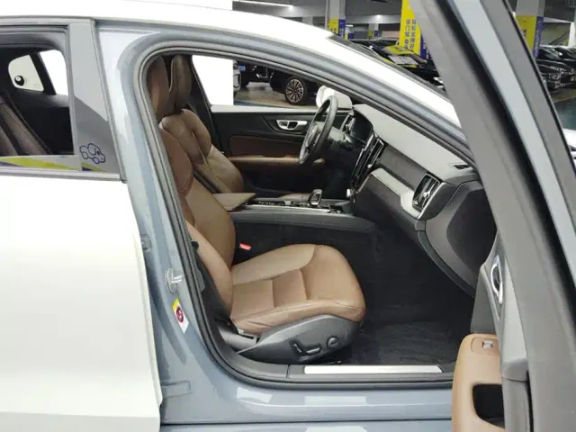 Volvo S60 — Фото автомобиля 8