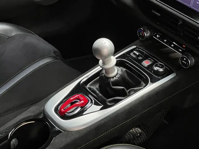Lotus Emira — Фото автомобиля 12