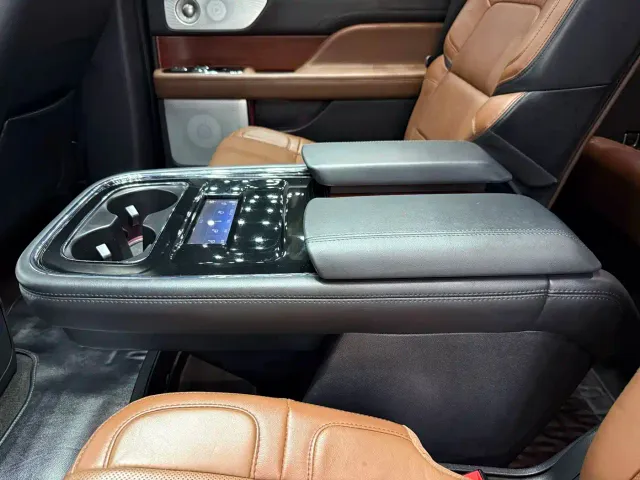 Lincoln Navigator — Фото автомобиля 8
