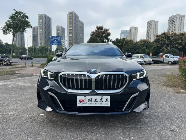 Фотография автомобиля — BMW 5 Series