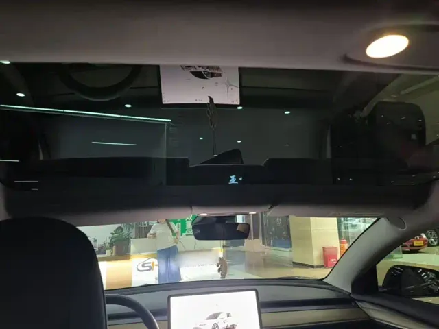 Tesla Model 3 — Фото автомобиля 17
