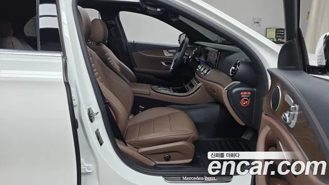 Mercedes-Benz E-Class — Фото автомобиля 24