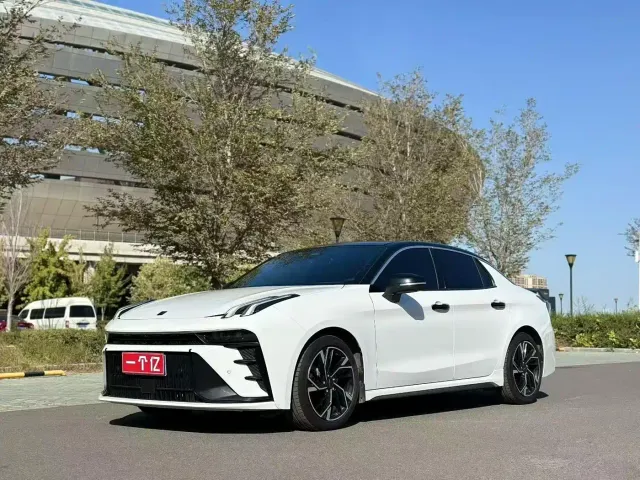 Фотография автомобиля — Lynk & Co 03