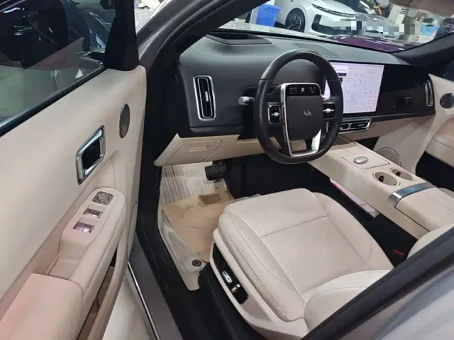 Li Auto L8 — Фото автомобиля 15