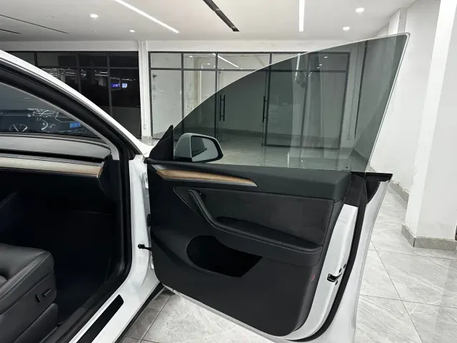 Tesla Model Y — Фото автомобиля 12