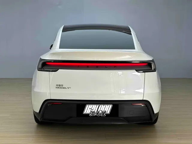 Tesla Model Y — Фото автомобиля 5