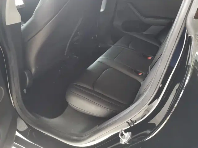 Tesla Model Y — Фото автомобиля 11
