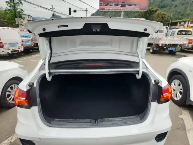 Roewe i5 — Фото автомобиля 14