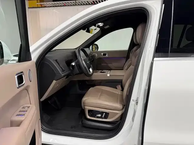 Li Auto L8 — Фото автомобиля 14
