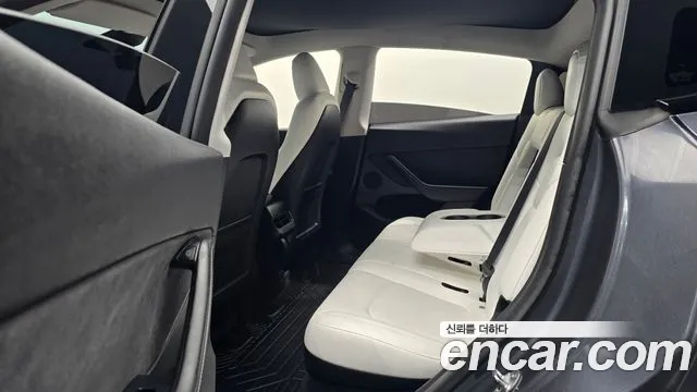 Tesla Model Y — Фото автомобиля 17