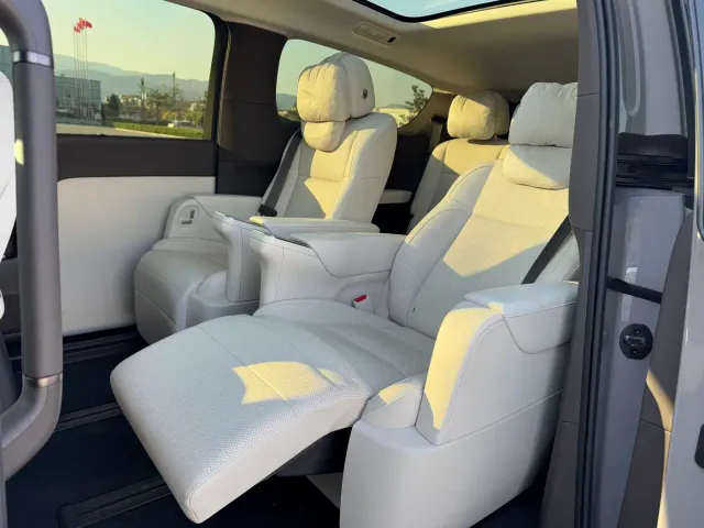 Li Auto MEGA — Фото автомобиля 17