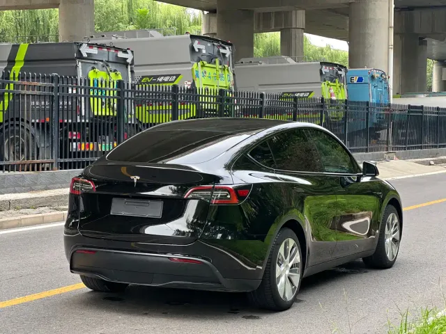 Tesla Model Y — Фото автомобиля 16