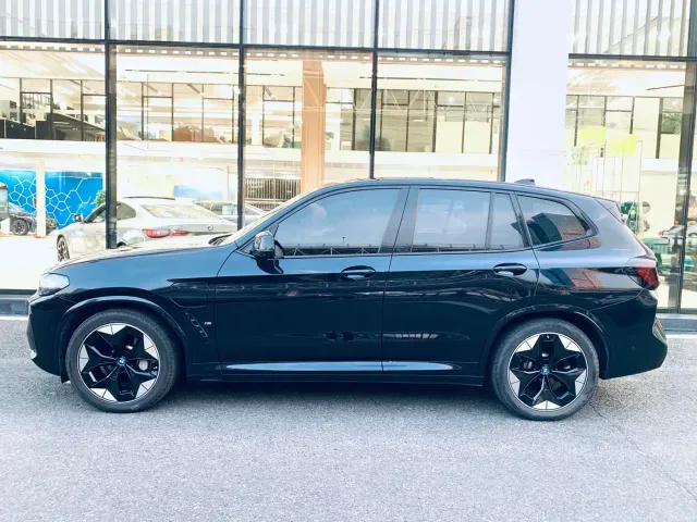 BMW iX3 — Фото автомобиля 5