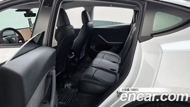 Tesla Model Y — Фото автомобиля 17