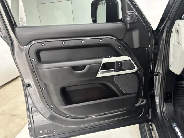 Land Rover Defender — Фото автомобиля 10
